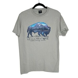 Yellowstone Naturally Wild Mountain Scene Buffalo 100% Cotton Tee size Medium